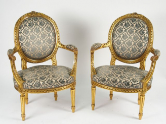 Vente aux enchères Paire de fauteuils de style Louis XVI en bois sculpté et doré, à décor