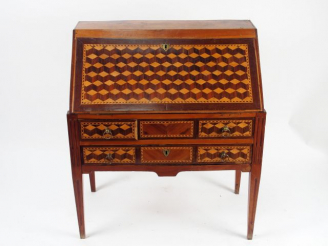 Vente aux enchères Bureau de pente Louis XVI en marqueterie, à décor de croisillons ouvra