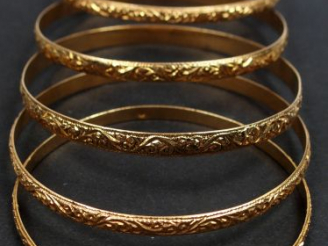 Vente aux enchères Suite de 6 bracelets en or jaune, à décor gravé de volutes. Poids : 84