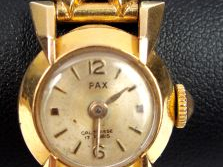 PAX. Montre de dame boitier or, bracelet articulé en or.  14 cm Poids 