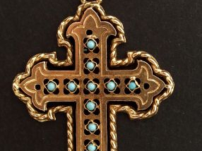 Vente aux enchères Croix en or jaune, ajouré et orné de turquoises. On y joint une chaine