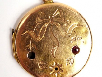 Vente aux enchères Lot comprenant :  - pendentif en or jaune, en forme de cœur rehaussé d