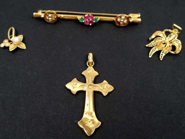 3 pendentifs en or jaune, en forme de croix ou de feuillage. On y join