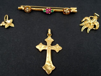 Vente aux enchères 3 pendentifs en or jaune, en forme de croix ou de feuillage. On y join