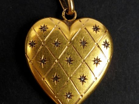 3 pendentifs en or jaune, en forme de croix ou de feuillage. On y join