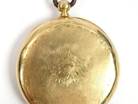 Montre de gousset en or jaune, à décor gravé de fleurs.  Poids tel : 5