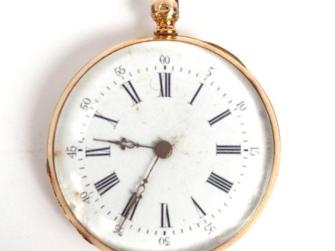 Montre de col en or jaune, à décor gravé de fleurs, monogrammée. Poids