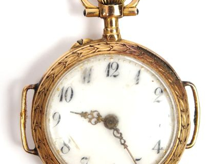 Montre de col en or jaune de style Louis XVI, à décor gravé de feuilla
