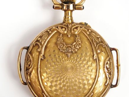 Montre de col en or jaune de style Louis XVI, à décor gravé de feuilla