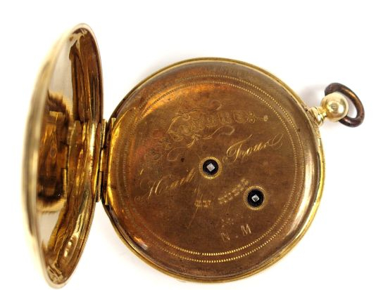 Montre de col en or jaune de style Louis XVI, à décor gravé de feuilla