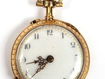 Petite montre de col en or jaune, cadran émail, chiffres arabes, rever