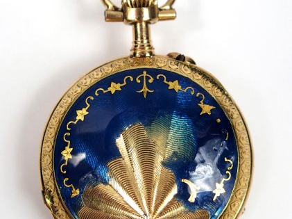 Petite montre de col en or jaune, cadran émail, chiffres arabes, rever