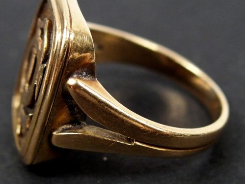 Chevalière en or jaune 14K, monogrammée. TDD : 59 Poids : 7,54 gr