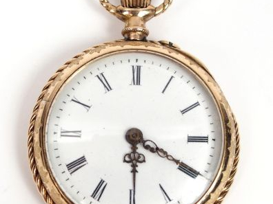 Montre de col en or jaune 14K, à décor guilloché et gravé d'oiseaux et