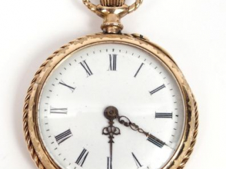 Vente aux enchères Montre de col en or jaune 14K, à décor guilloché et gravé d'oiseaux et