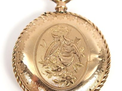 Montre de col en or jaune 14K, à décor guilloché et gravé d'oiseaux et