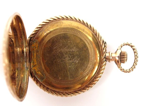 Montre de col en or jaune 14K, à décor guilloché et gravé d'oiseaux et