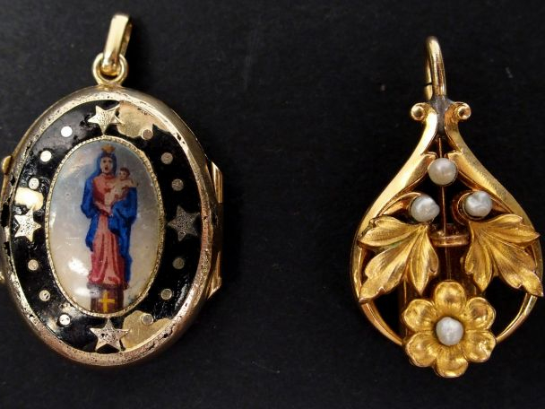 Lot comprenant : - un pendentif en métal doré, décor de fleurs, orné d