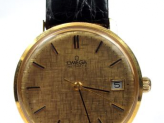 Vente aux enchères OMEGA. Montre d'homme, boitier or, bracelet cuir noir. Poids tel : 42,