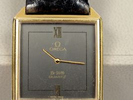 OMEGA. Montre d'homme extra plate, bracelet cuir noir.