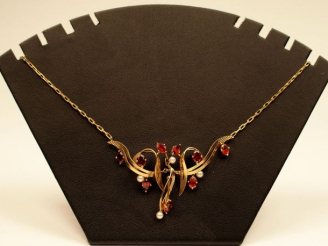 Vente aux enchères Chaine et pendentif Napoléon III en or, orné de 8 grenats et de perles