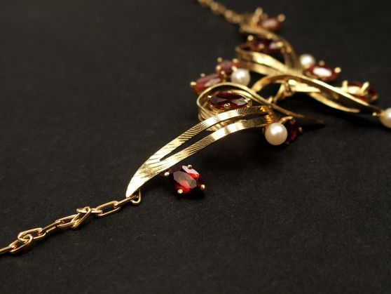 Chaine et pendentif Napoléon III en or, orné de 8 grenats et de perles