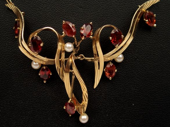 Chaine et pendentif Napoléon III en or, orné de 8 grenats et de perles