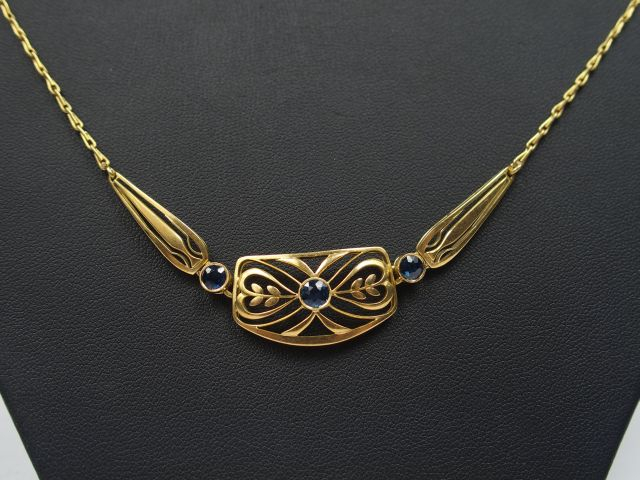 Collier en or jaune de style Art Nouveau, orné de 3 petits saphirs. 44