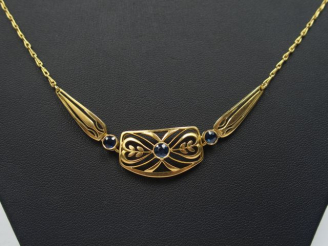 Vente aux enchères Collier en or jaune de style Art Nouveau, orné de 3 petits saphirs. 44