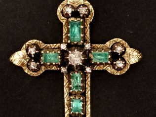 Vente aux enchères Croix Napoléon III en or jaune, ornée d'une rose centrale, entourée de
