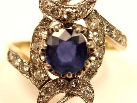 Vente aux enchères Bague marquise en or jaune, sertie d'un saphir entouré de deux diamant
