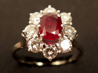 Vente aux enchères Bague marguerite en or blanc, sertie d'un rubis (1,20 ct) et entourage