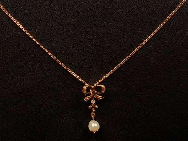 Pendentif et sa chaine en or jaune, orné d'un brillant (0,03 ct enviro