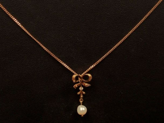 Vente aux enchères Pendentif et sa chaine en or jaune, orné d'un brillant (0,03 ct enviro