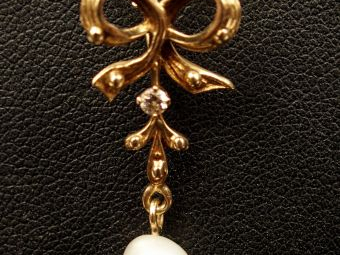 Pendentif et sa chaine en or jaune, orné d'un brillant (0,03 ct enviro