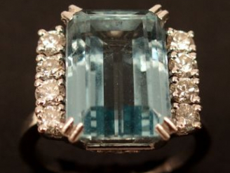 Vente aux enchères Bague en or gris, sertie d'une aigue marine épaulée de brillants (8 x 