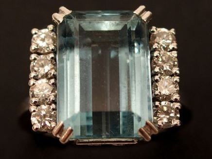 Bague en or gris, sertie d'une aigue marine épaulée de brillants (8 x 