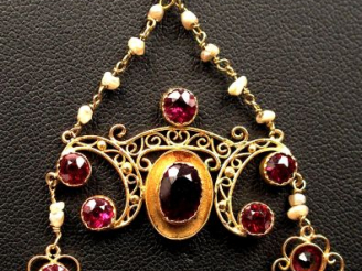 Vente aux enchères Collier Napoléon III en or jaune, orné de perles et de 8 améthystes. 4
