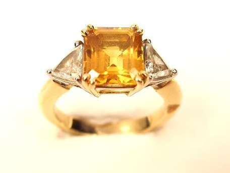 Bague en or jaune, sertie d'un saphir jaune taille émeraude (3,60 ct e