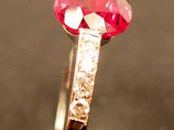 Bague or blanc, sertie d'un corindon taille poire (1,98 ct environ), é