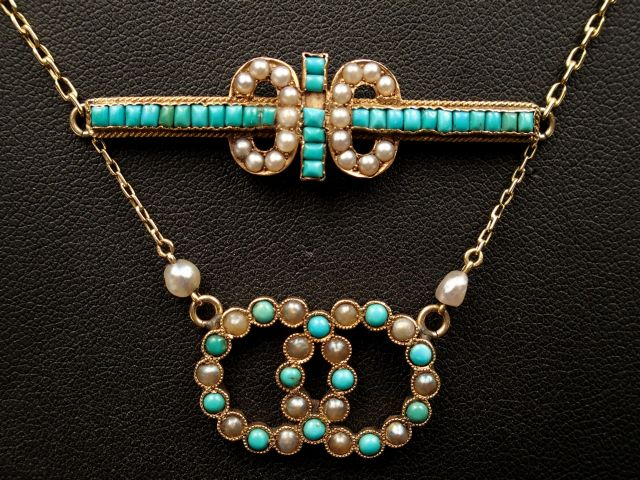 Collier en or jaune et deux pendentifs en perles et turquoises (manque