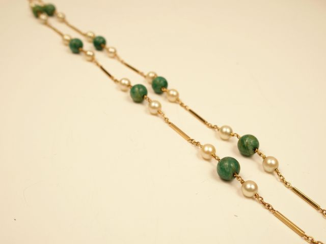Collier en or jaune, perles de culture et perles en jade. 53 cm  Poids