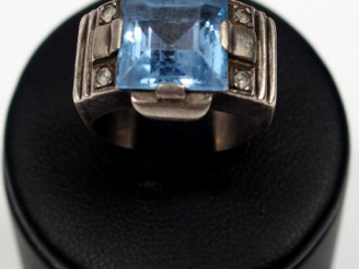 Vente aux enchères Bague Art Déco en argent, ornée d'une pierre synthétique. TDD : 51 Poi