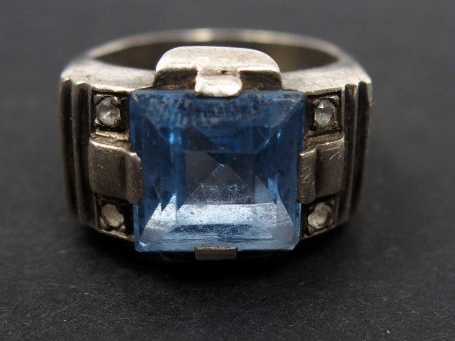 Bague Art Déco en argent, ornée d'une pierre synthétique. TDD : 51 Poi