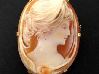 Vente aux enchères Broche/pendentif camée coquille figurant un profil de jeune femme. Mon
