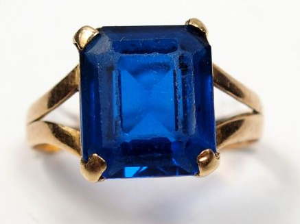 Bague en or jaune, ornée d'un saphir synthétique taille émeraude. TDD 