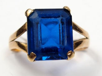Vente aux enchères Bague en or jaune, ornée d'un saphir synthétique taille émeraude. TDD 