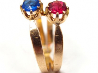 Vente aux enchères Bague double en or jaune, ornée de deux pierres doublées.  TDD : 53 Po
