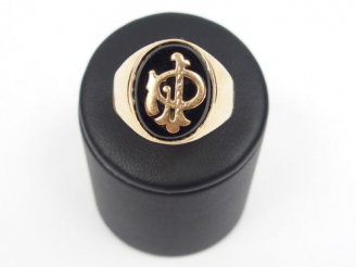 Vente aux enchères Bague chevalière en or jaune et onyx, monogrammée.  TDD : 65 Poids tel