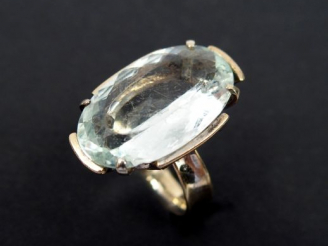 Vente aux enchères Bague en or blanc, ornée d'une aigue marine. TDD : 50 Poids tel : 7,33